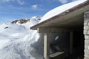 76 La neve scivola dal tetto dell'ingresso al rifugio